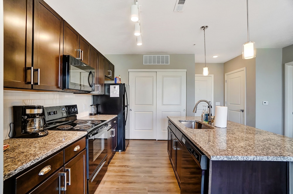 Downtown Designer 2BR Parking W D Gym Pool