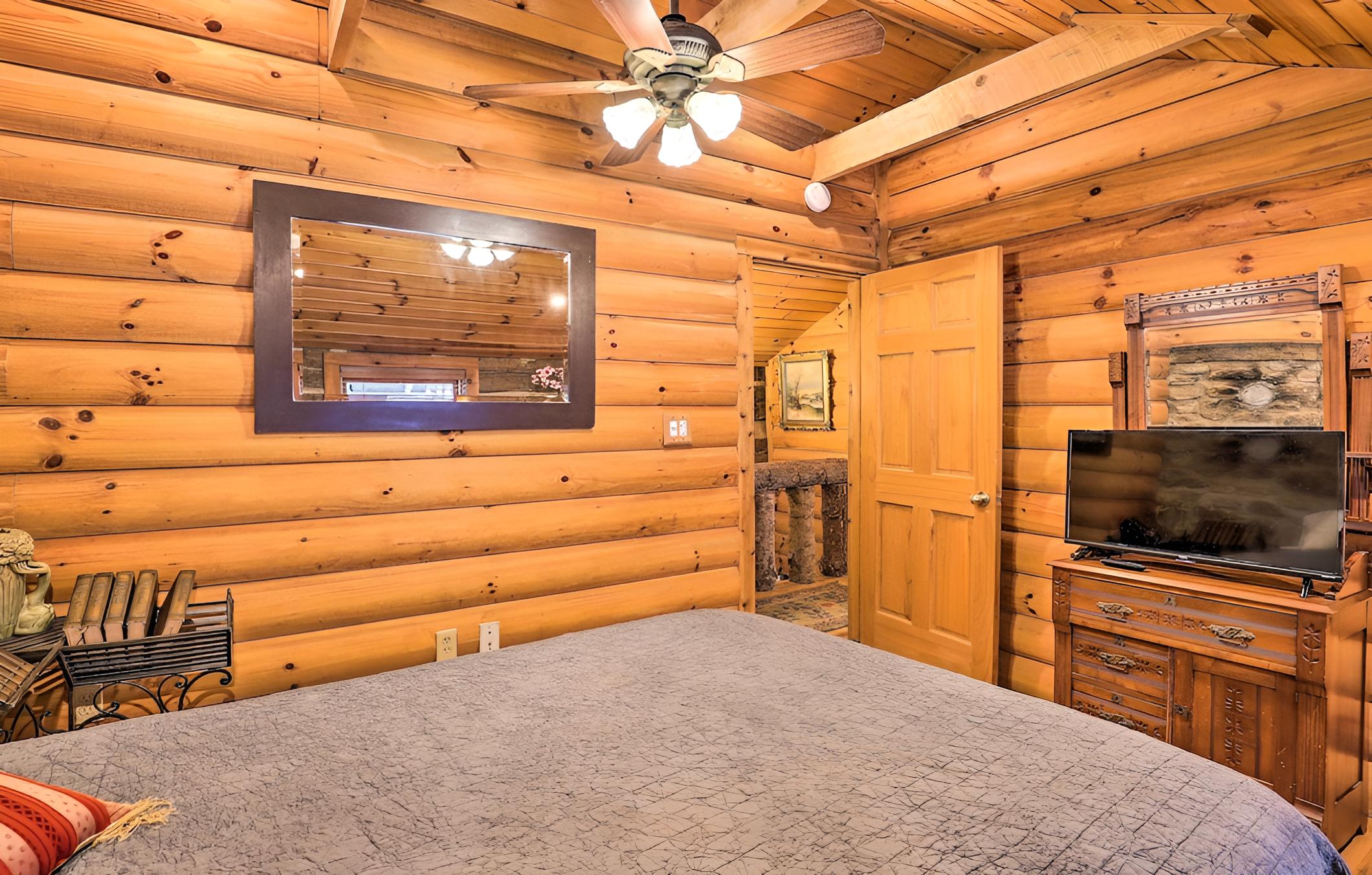 Rustic Mars Hill Cabin: 20 Miles to Asheville!