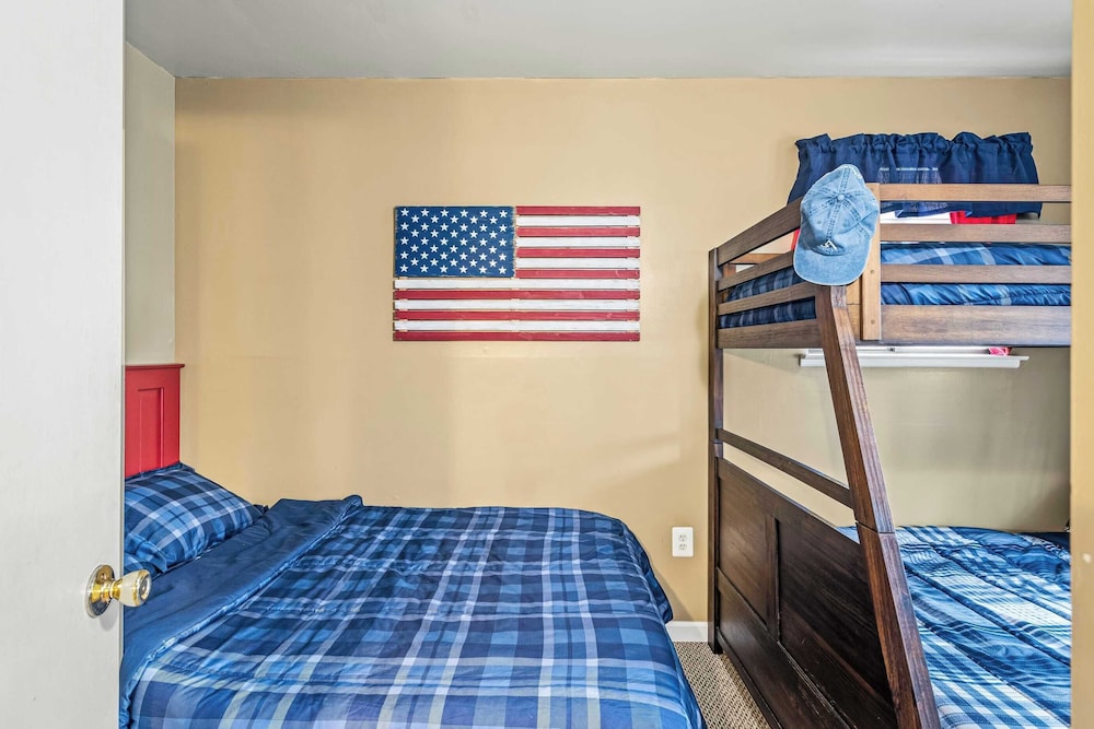 Atlas Point Lodge Sauna, Fireplaces, Kayaks, Lakes + Pet-friendly Yard