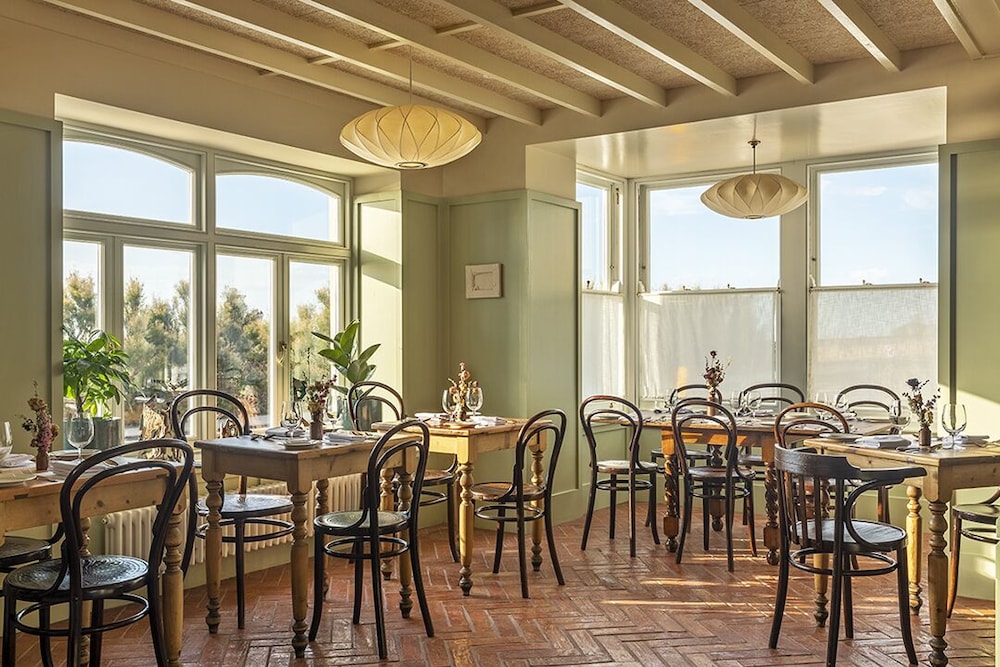 Fort Road Hotel 13