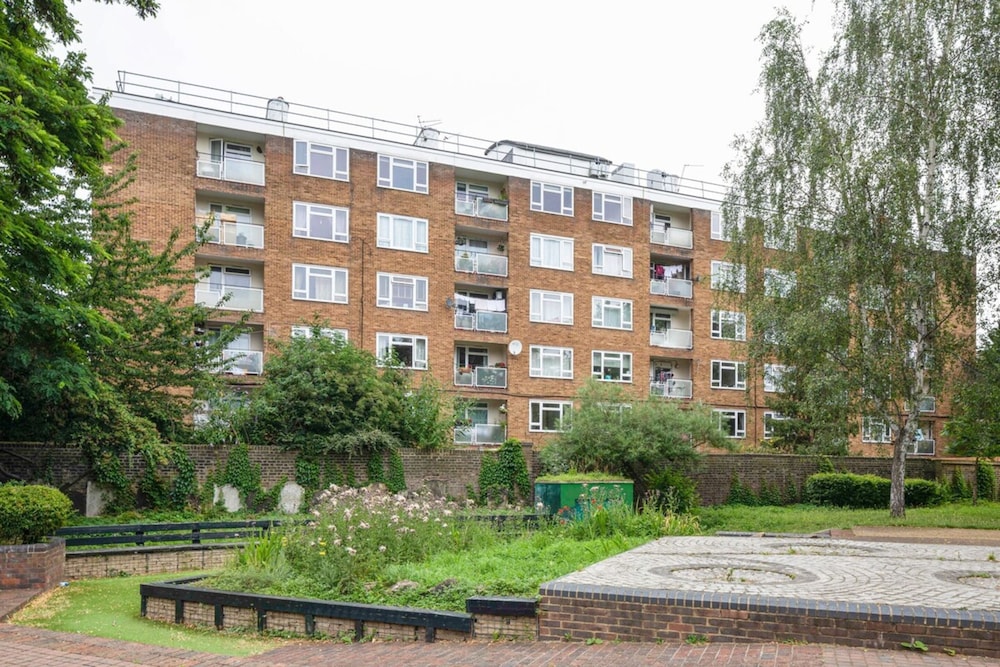 Lovely 2 Bed Apartment w Balcony nr River Thames