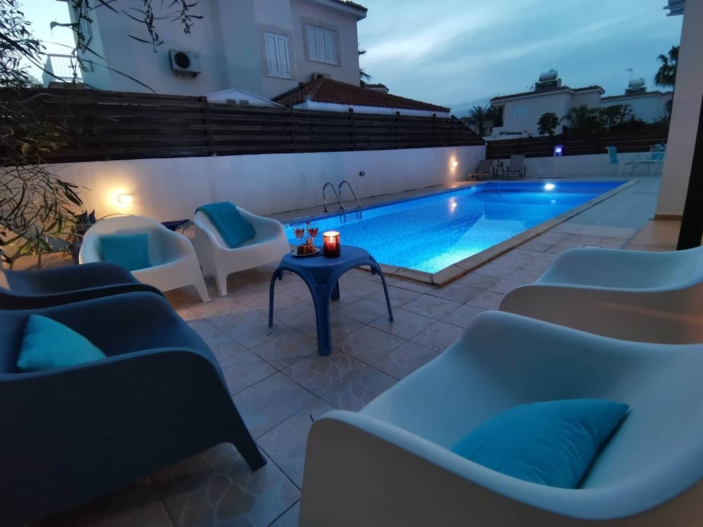Sobella Villa - 3 Bedroom Villa With 10 x 4 Pool