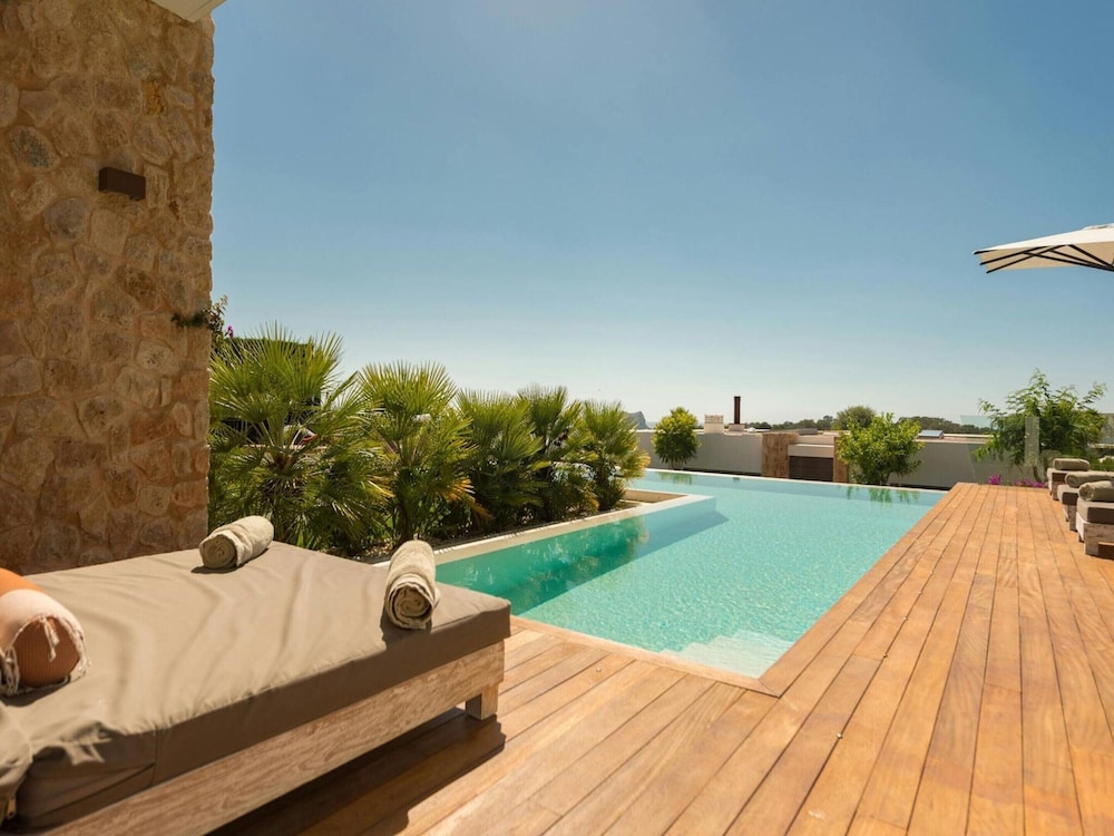 Stunning Villa With Modern Appliances