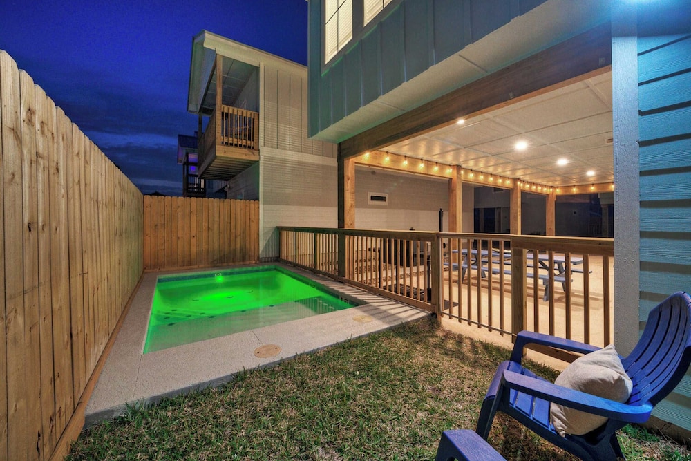 Sleeps 22 2 Homes w/ Private Pool + Patio Walkable Location, Golf Cart Zone