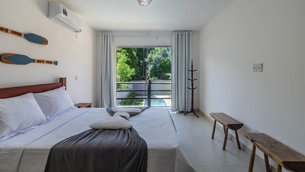 Casa Pet-friendly em Cond com Piscina e 5 Su tes