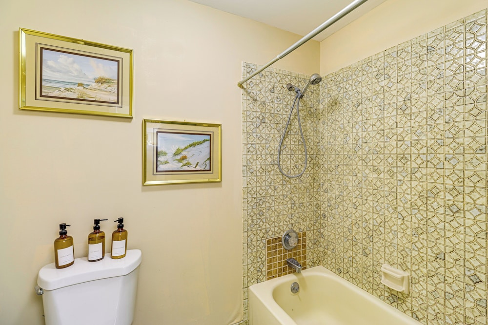 1 Mi to Dtwn Stuart: Bright Home w/ Pool & Spa!