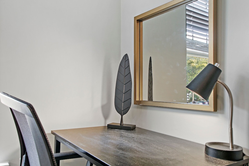 Lovely 1BR in Evanston -Elmwood 105