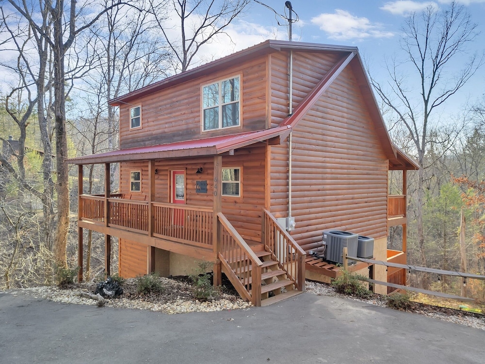 Bear Hug Hideaway 2 Bedroom Cabin