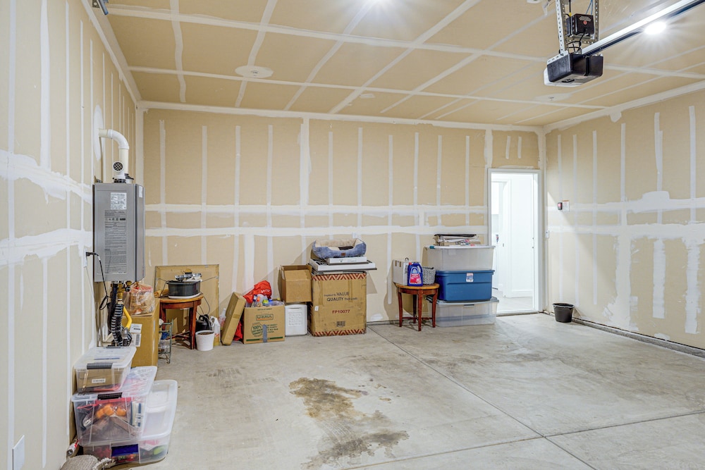 9 Mi to Dtwn Bakersfield: Pet-friendly Home
