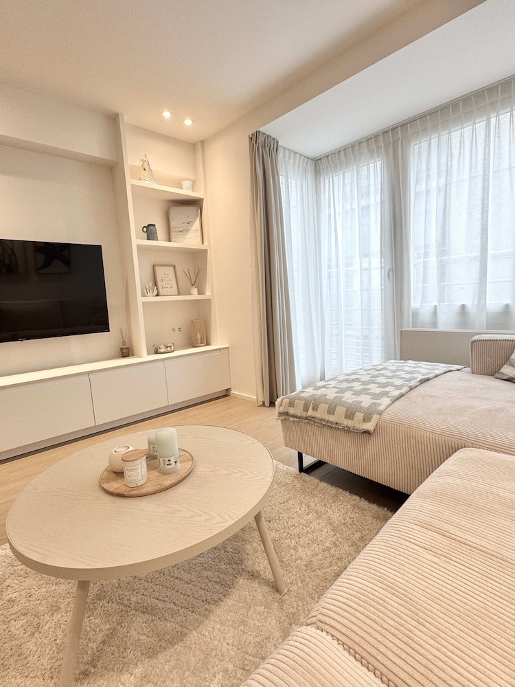 Spacious Bright Apartment Steps From the Beach i