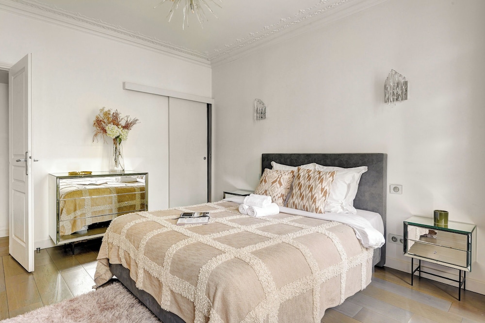Elegant 3BR Arc de Triomphe