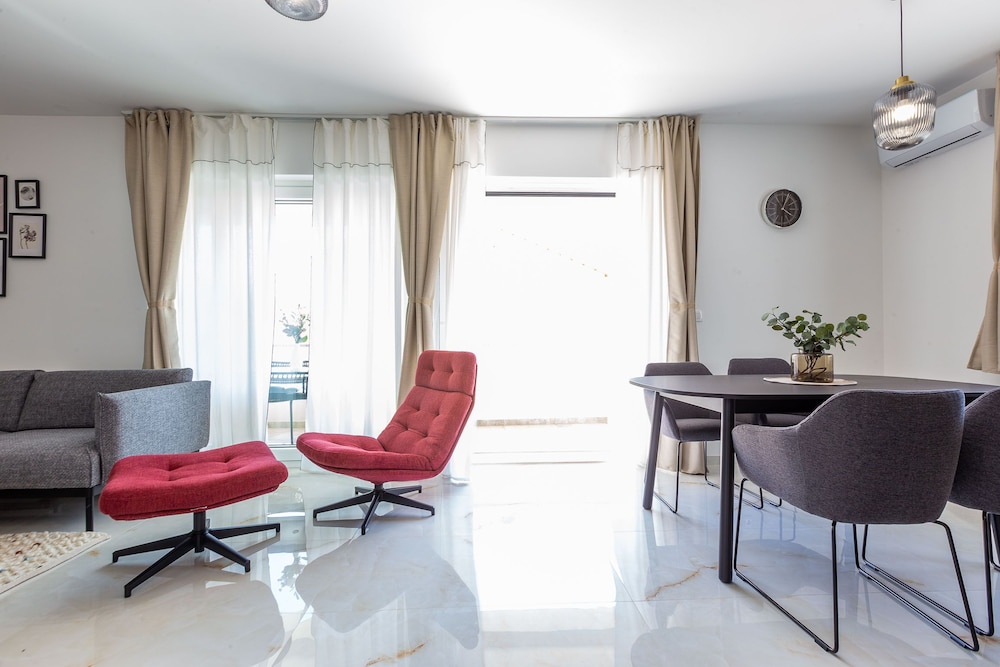 Exquisite Prestige Luxury Apartments With Shared Pool