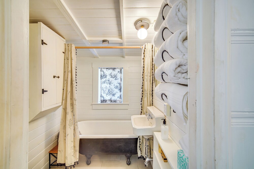 Crestline Vacation Rental, Close to Hiking Trails!