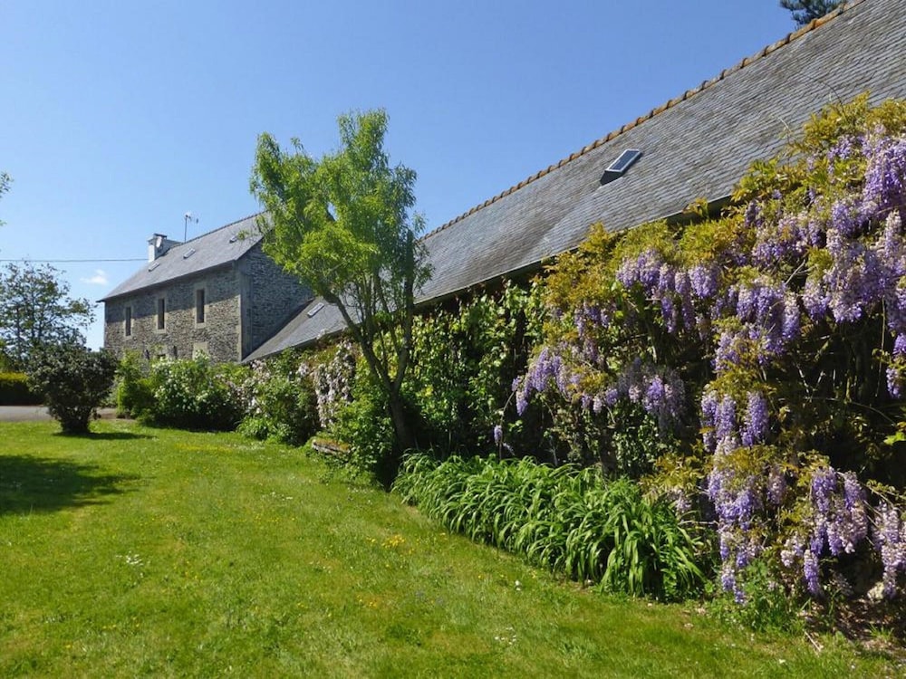 Estate in Landeleau Near Aulne River