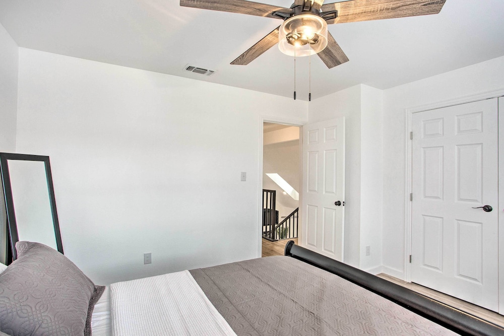 Palestine Vacations - Lakefront Frankston Home w/ Guest Studio! - Property Image 2