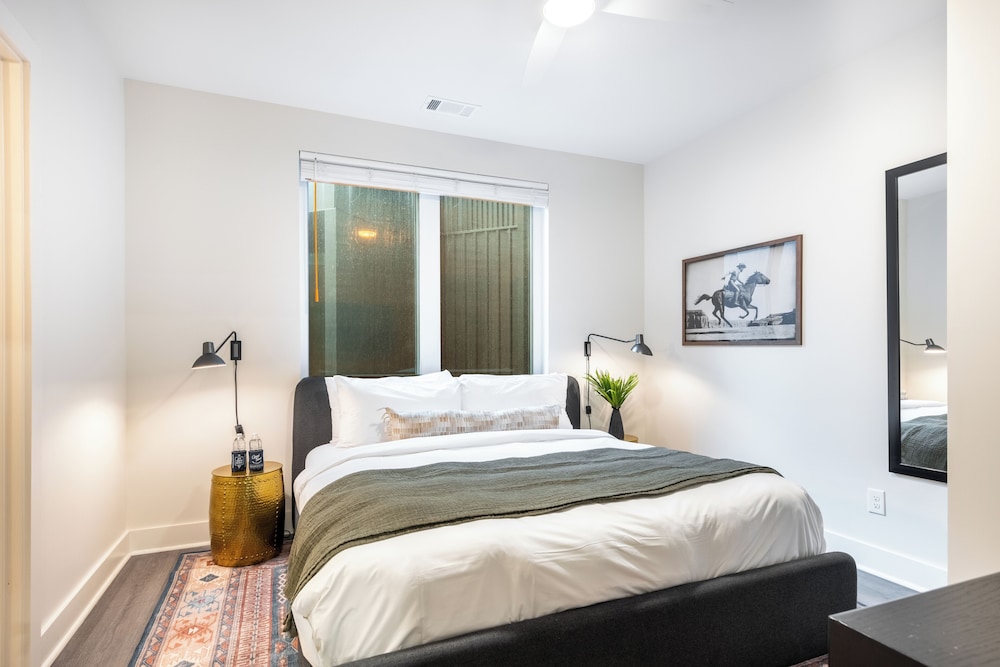 The Outrider by AvantStay Chic Stay Close to Broadway