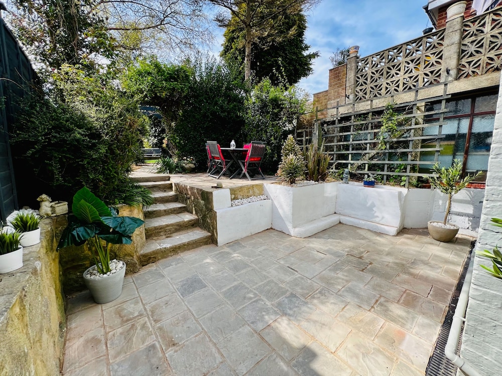 Housesleeps7-parking-garden-fireplace-beachnearby