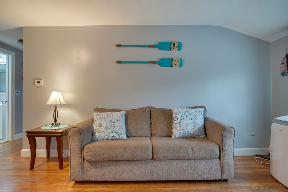 1 Mi to Windmill Beach: South Yarmouth Apt!