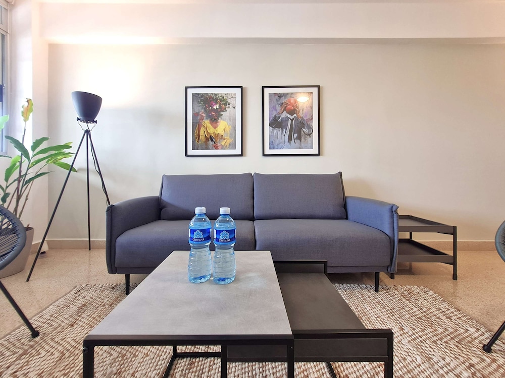 w Modern 2BR In La Cresta