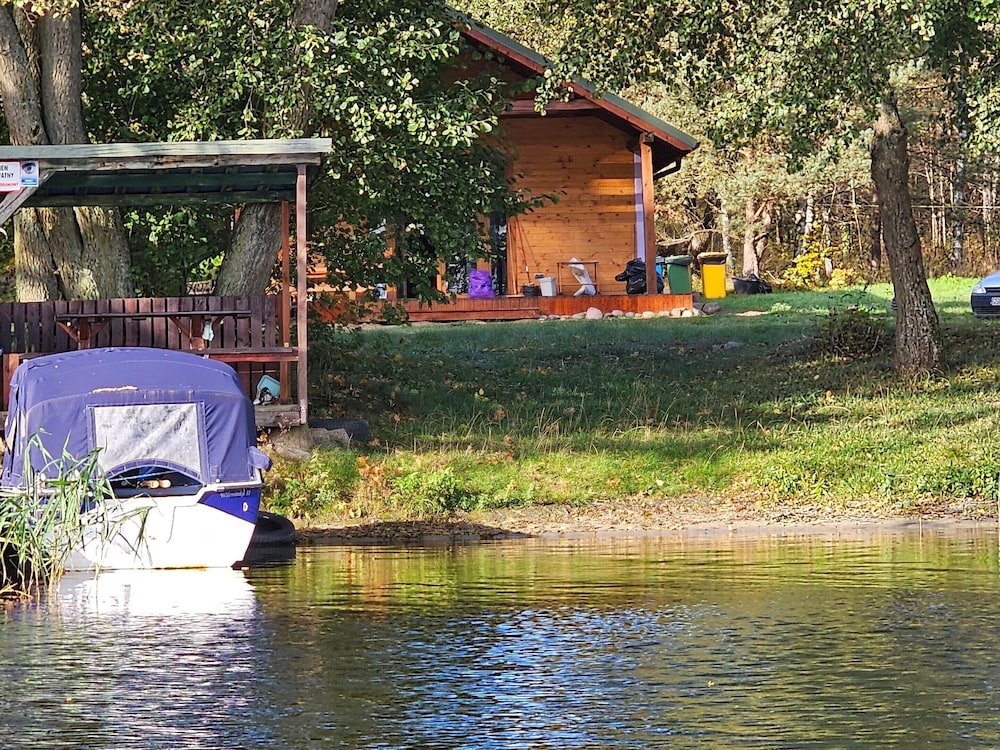Single-story Holiday Home by the Lake