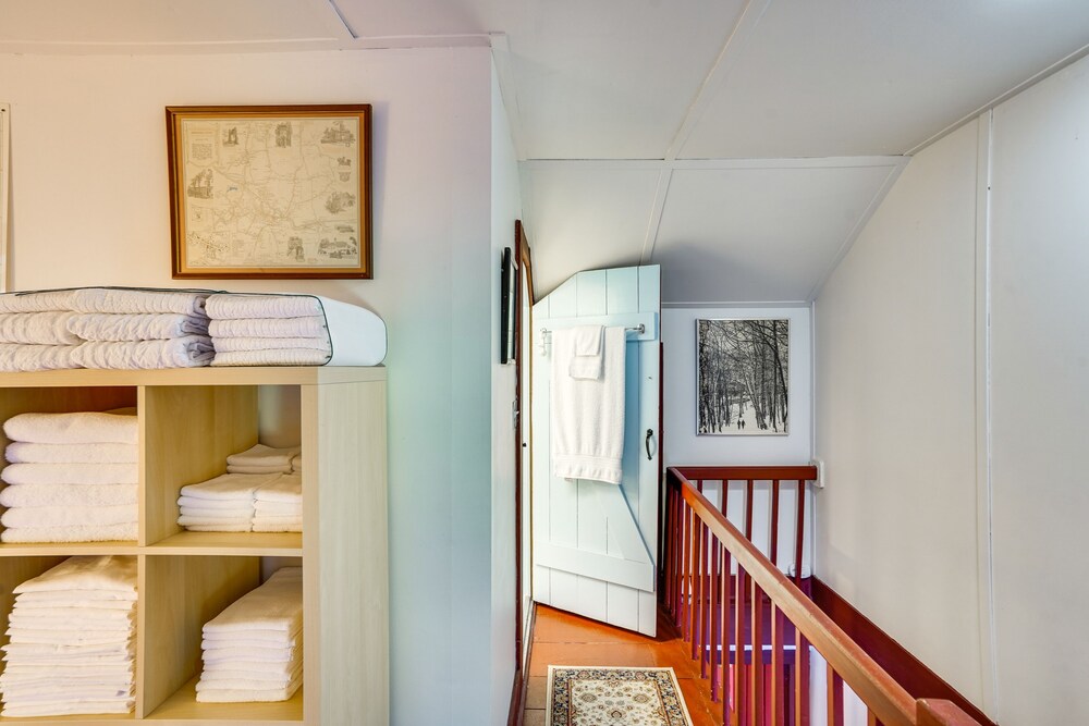 Tranquil 3 BR Stockbridge House w/ Private Deck!
