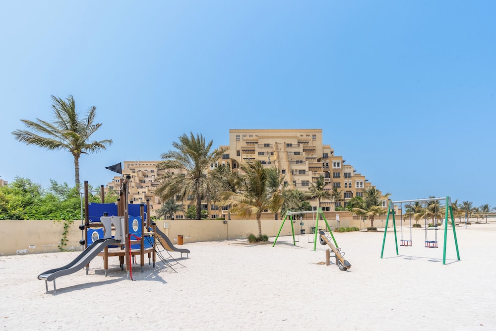 Amazing Stay With Beach Access & Balcony -rak