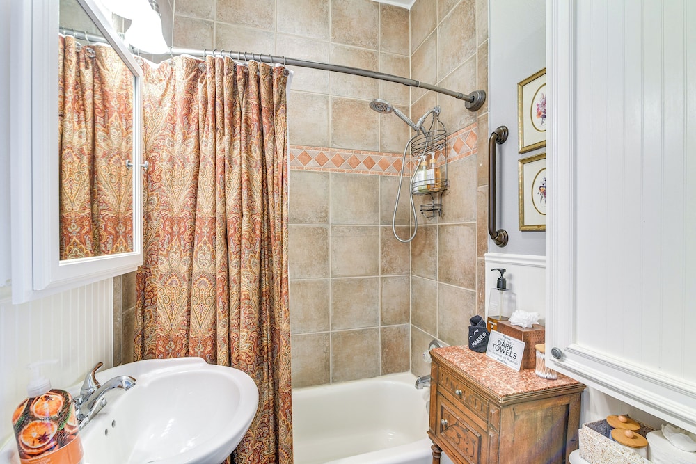 Walk to the Strand: Hideaway Haven Retreat