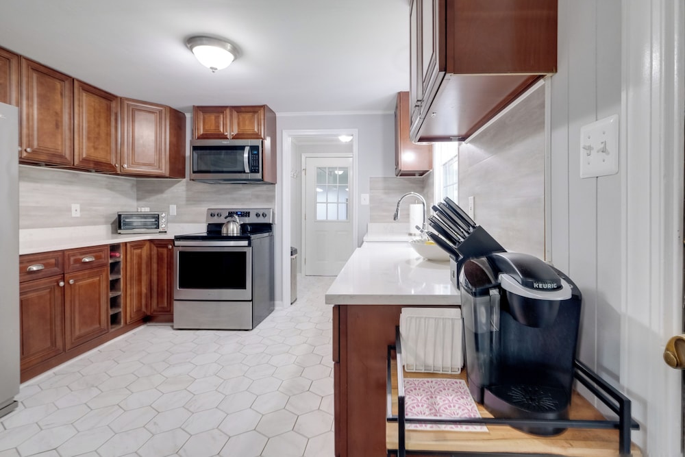 Fish, Relax & Enjoy Lake Views: Colonial Beach Gem
