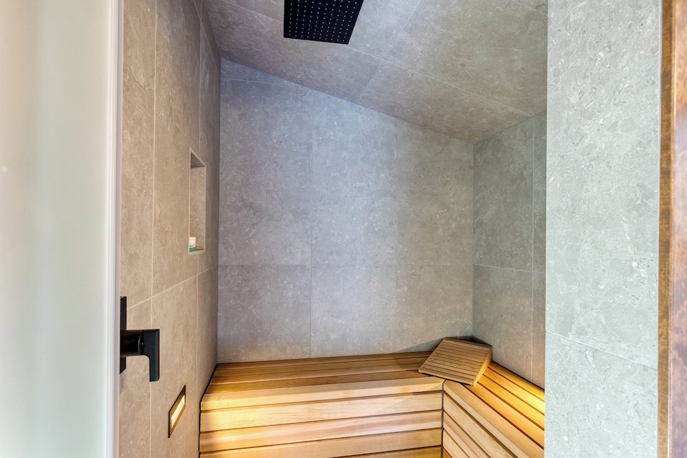Lazy River Glamp-house by Avantstay Newly Built, Luxe Indoor-outdoor Living