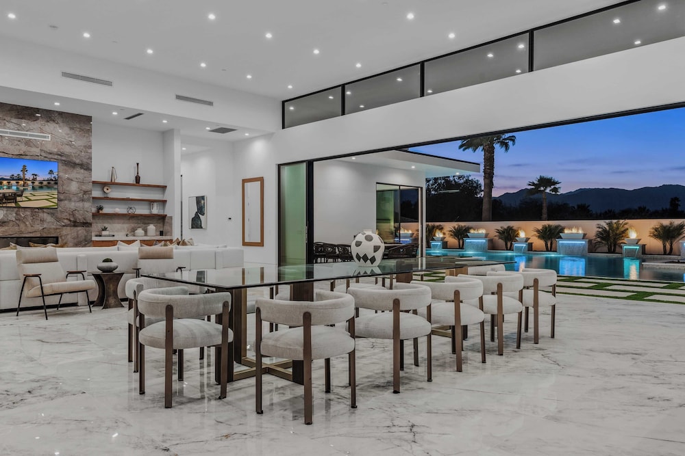Sleeps 31 2 Luxury Villas w/ Pool + Spa, Putting Green Bravo by Avantstay