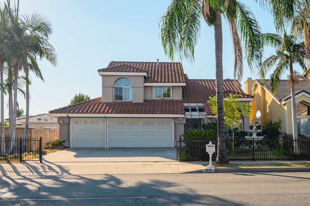 Stylish Home w Full Kitchen Garage Backyard