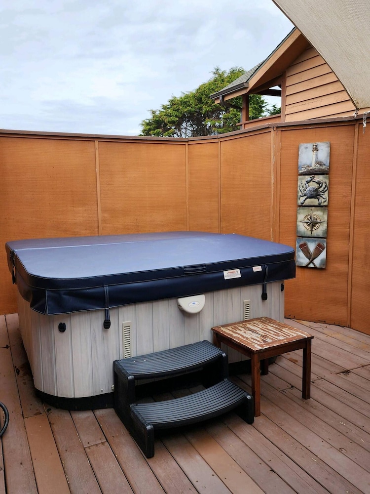 Oceanview Cabin 27 w Jacuzzi Enjoyable Views