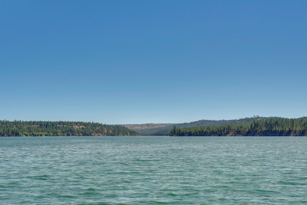 Waterfront Deck w/ Fire Pit: Lake Spokane Gem!