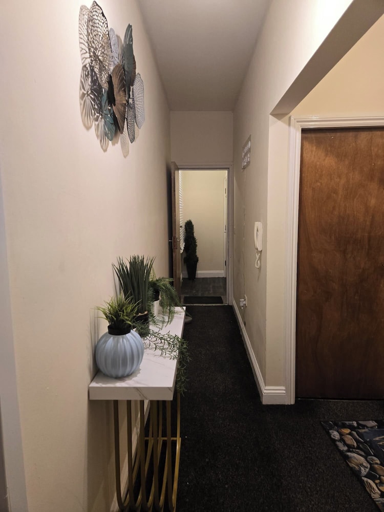 2 Bed - Sleeps 6 - Private Balcony - City Centre