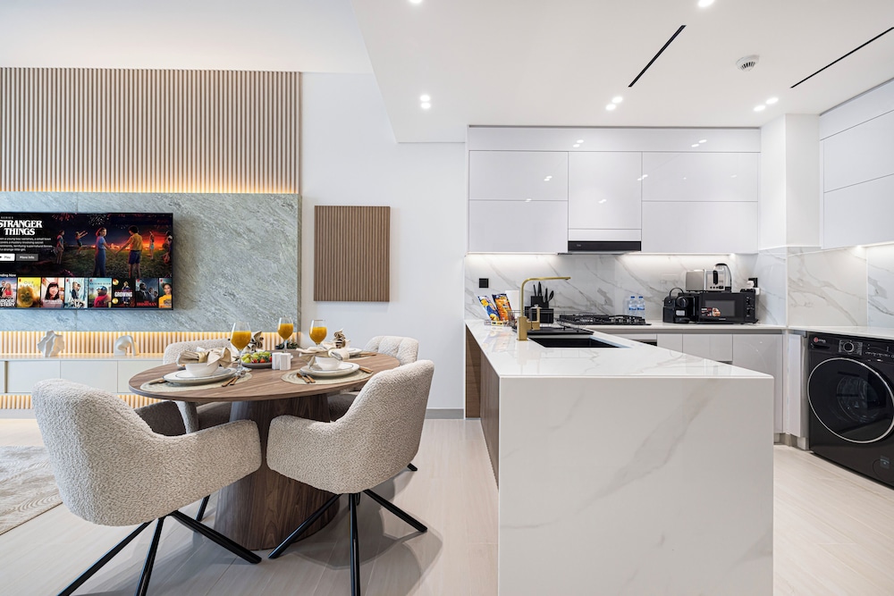 Binghatti Suites by Hostiva - City View