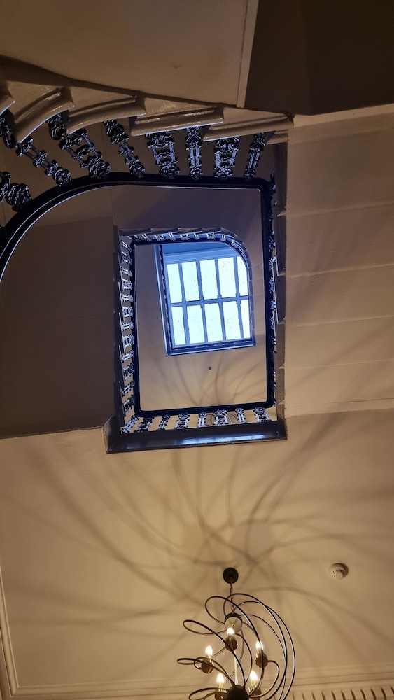 The Hampton Court Guesthouse