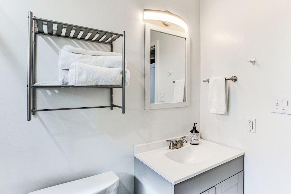 3 Mi to Emerald Downs: Pet-friendly Home