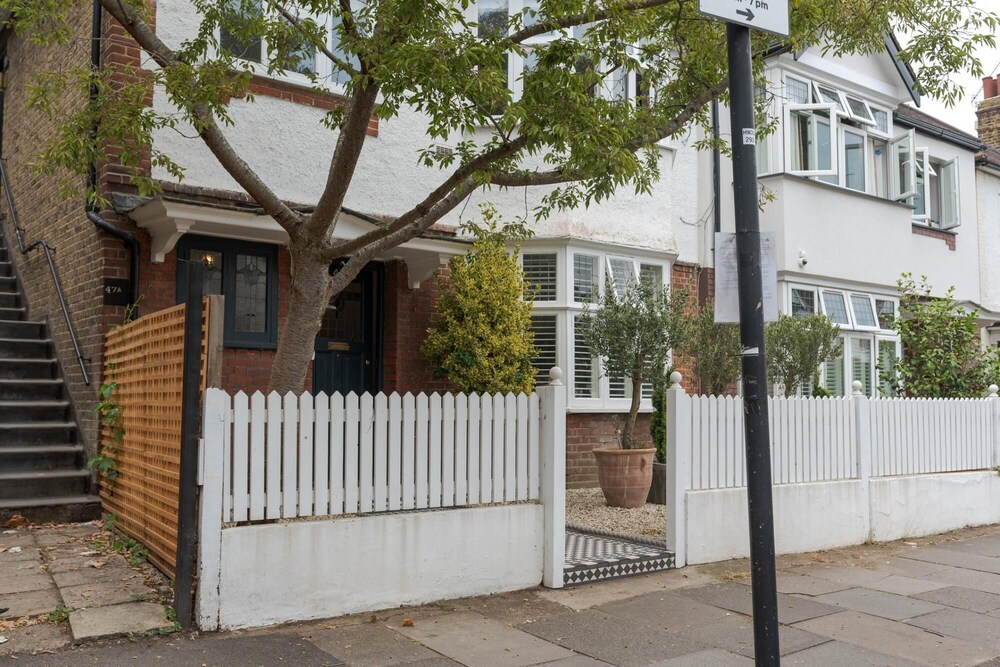 Stunning one Bedroom Flat With Large Terrace in Chiswick by Underthedoormat