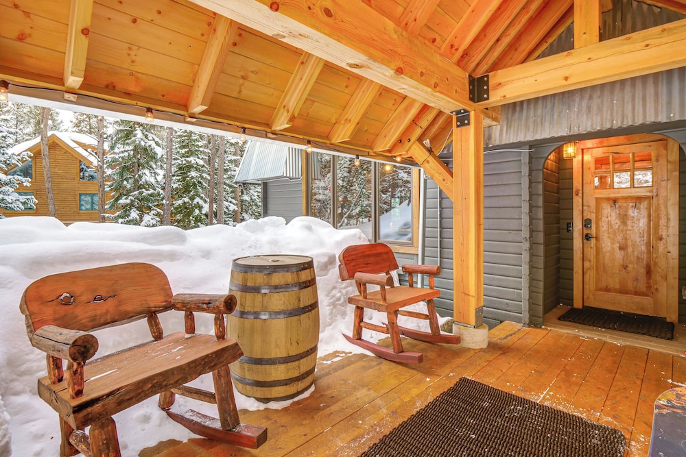5 Mi to Breckenridge Ski Resort: Cozy Wood Cabin!