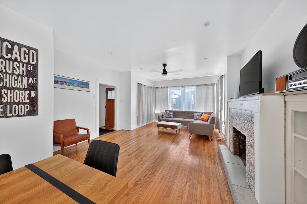Chicago Getaway With Pool Table & Modern Comfort 3 Bedroom Home