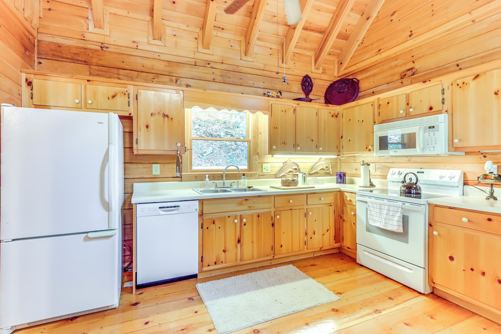 Private Hot Tub: Secluded Ellijay Cabin on River