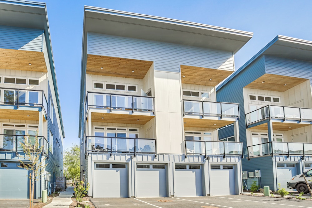 Walk to Beaches: Modern Townhome in Lincoln City!