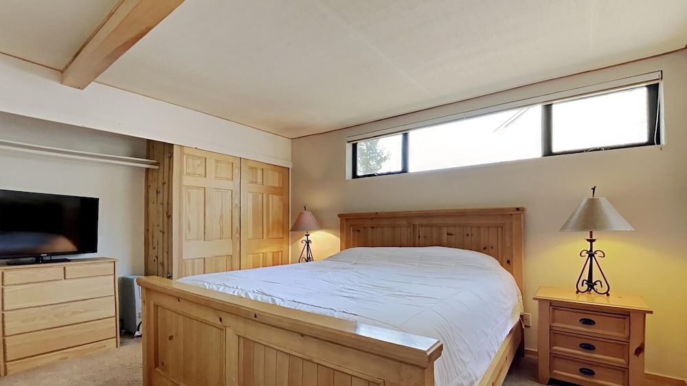 3 Outdoor Spas, Pool, Sauna and Free WiFi and Parking - Unit 531 at 1849 Condos - Slopeside by RedAwning