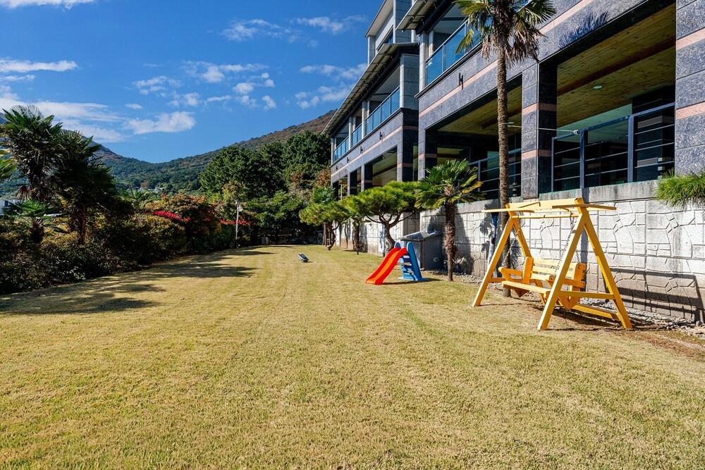Geoje Pension Kan Pool Villa