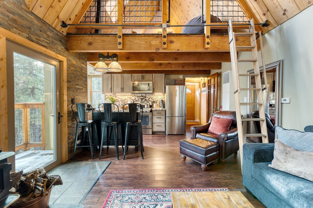 Sierra at Donner Lofted Cabin Minutes to Lake A-frame-inspired Design Deck