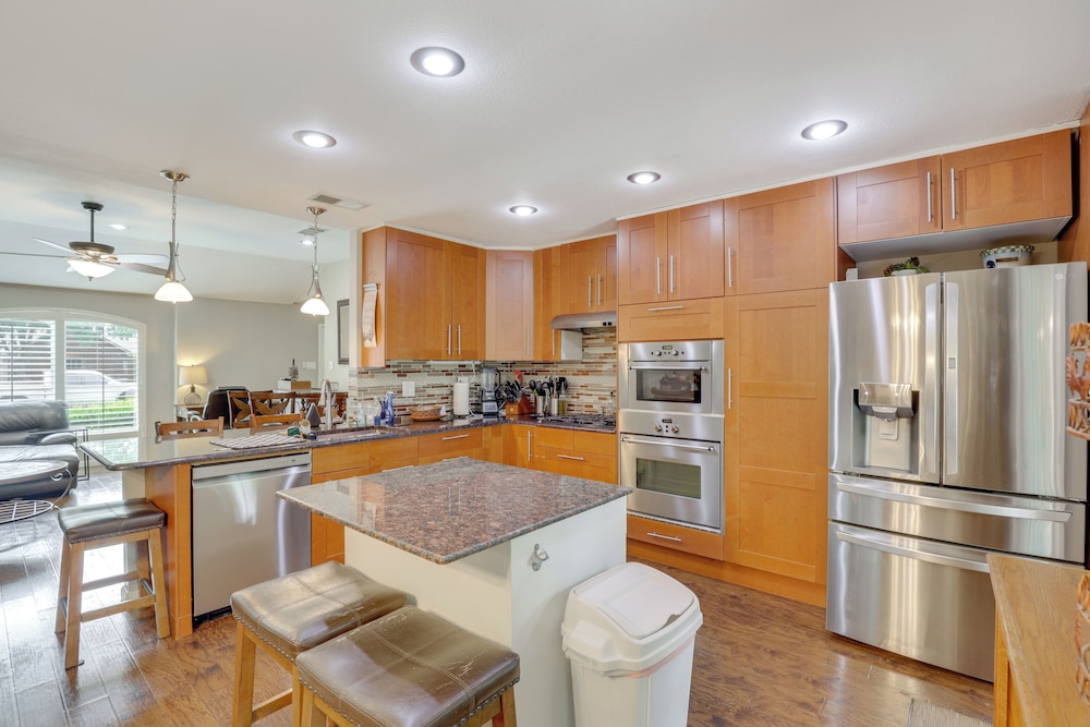 5 Mi to Lewisville Lake: Couple's Retreat w/ Yard