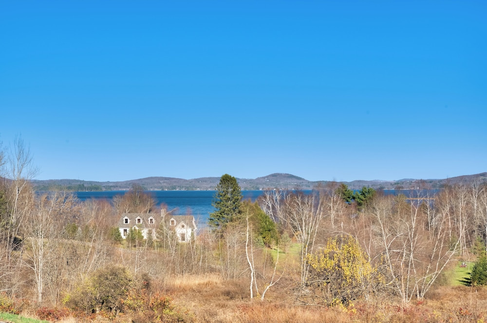 Couple's Retreat w/ Lake View in Newport!