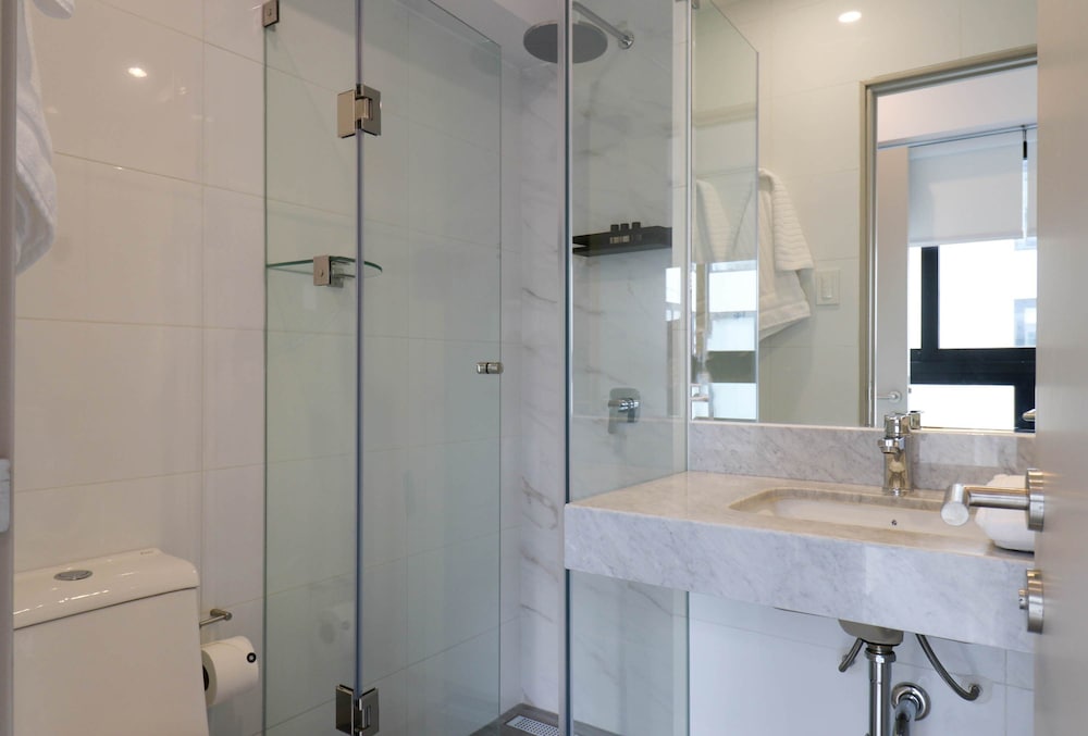 w Grandiose Duplex w Modern Deco in Miraflores