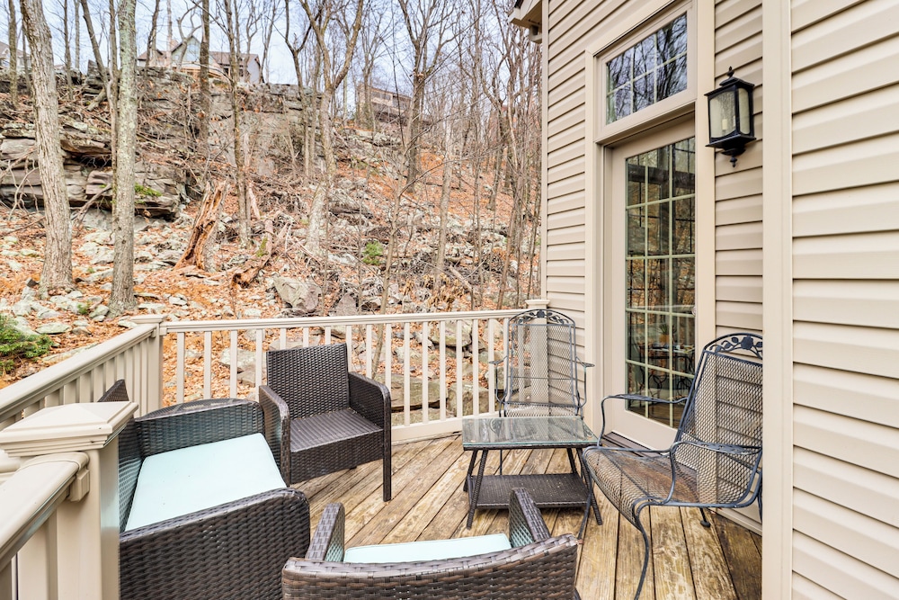 Boulder Lake Access: Townhome w/ Deck!