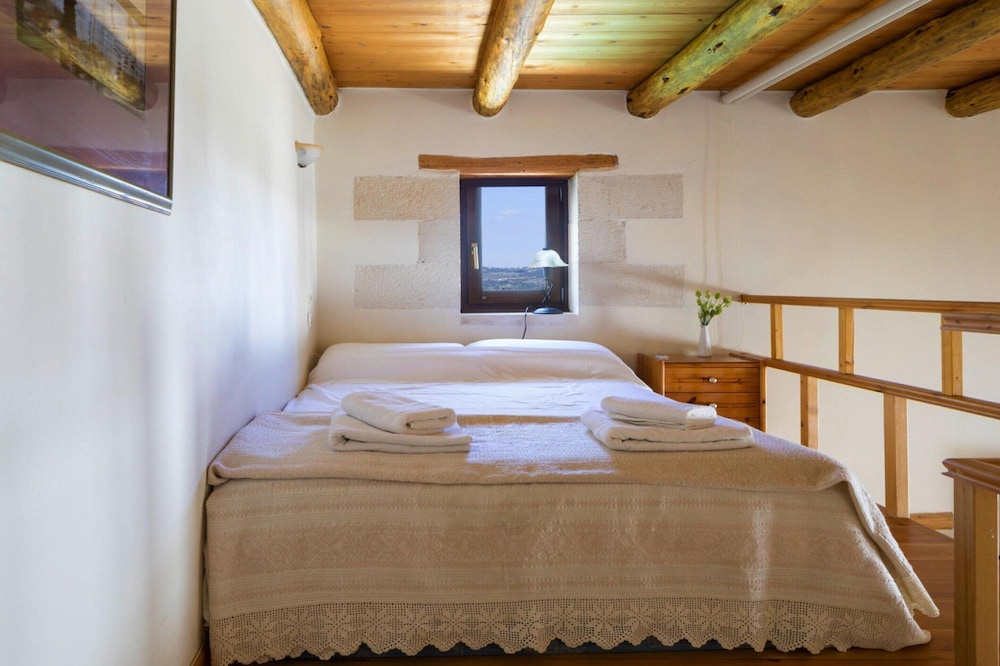 Cozy Holiday Home With Pool and Whirlpool in Maheri